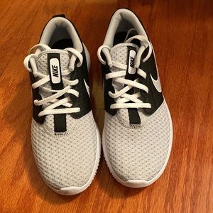 Nike boys 5Y golf shoes